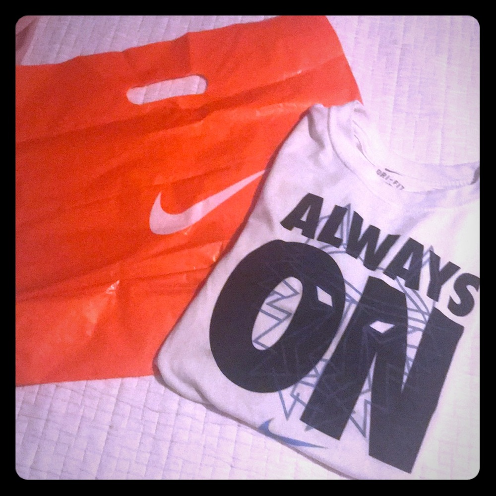 Nike Dri Fit T-shirt Boys Large. 2/$8